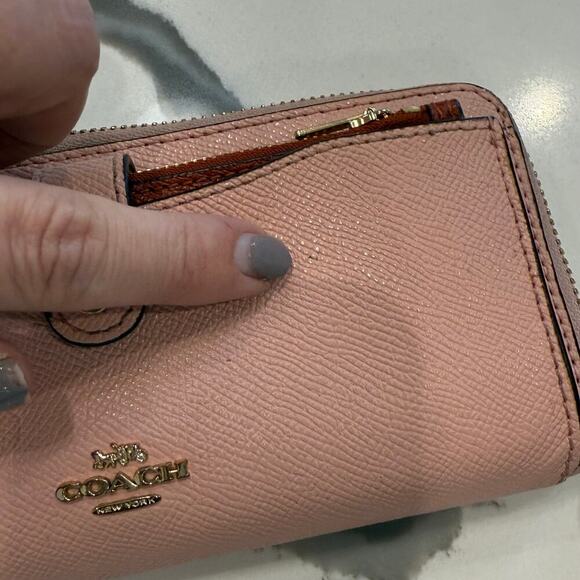 Coach Colorblock
Multifunctional Wallet
F25967 Blush/Terracotta - Picture 2 of 15